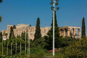 el antiguo acrópolis y el templo de olímpico Zeus a Atenas ciudad centrar foto