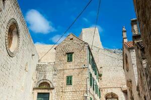 el hermosa arquitectura a el amurallado antiguo pueblo de Dubrovnik foto