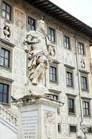 el estatua de cosimo yo Delaware medici en frente de palazzo della carovana construido en 1564 situado a el palacio en caballeros cuadrado en Pisa foto