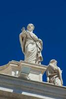 detalle de el estatuas de santos ese corona el columnatas de S t. pedro cuadrado construido en 1667 en el Vaticano ciudad foto