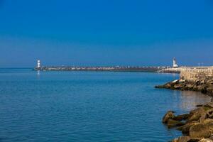 faros a el hermosa porto costa cerca el douro río boca en un soleado temprano primavera día foto