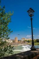 arno río y torre della zeca un defensa torre de florencia en el este lado de el ciudad foto