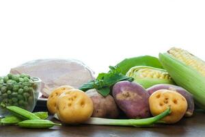 ajiaco preparación. ingredientes a preparar un Colombiana típico sopa llamado ajiaco foto