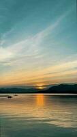 ein schön Sonnenuntergang auf das Flussfahrt im ein Boot auf ein See während ein schön Sonnenuntergang. das schön Natur um. video