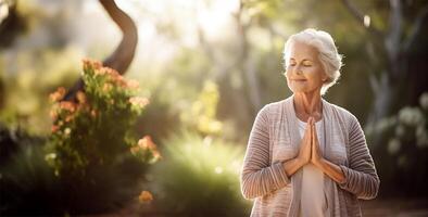 calma antiguo mujer con cerrado ojos durante yoga meditación. ai generado foto