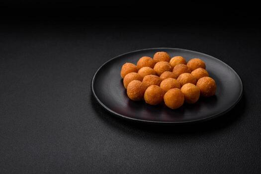 delicioso frito patata pelotas con empanizado queso Mozzarella, sal, especias y hierbas foto