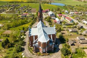 aéreo ver en neo gótico o barroco templo o católico Iglesia en campo foto