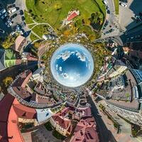 azul esfera dentro con vista a antiguo ciudad, urbano desarrollo, histórico edificios y cruce. transformación de esférico 360 panorama en resumen aéreo vista. foto