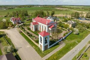 aéreo ver en neo gótico o barroco templo o católico Iglesia en campo foto