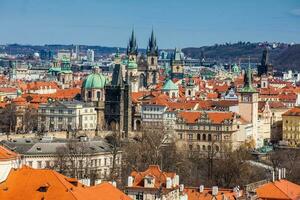 Praga ciudad antiguo pueblo visto desde petrin colina en un hermosa temprano primavera día foto