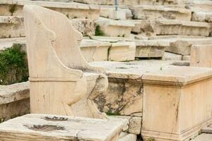 detalle de el asientos a el teatro de dioniso eleuterio el mayor teatro en Atenas con fecha de a el 6to siglo antes de Cristo foto