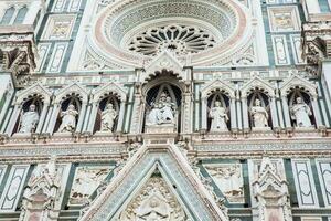 detalle de el fachada de el hermosa florencia catedral consagrado en 1436 foto