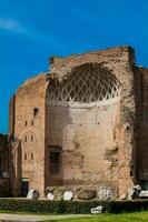 restos de el templo de Venus y Roma situado en el velio colina en Roma foto