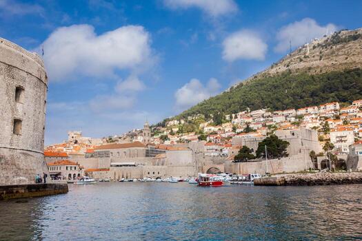 Dubrovnik ciudad antiguo Puerto centro de deportes acuáticos y fortificaciones foto