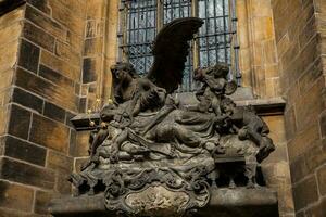 detalles de el fachada de el metropolitano catedral de santos vito, wenceslao y adalberto en Praga foto