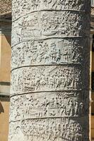 detalle de el romano triunfal columna de trajano construido en el año 107 anuncio foto
