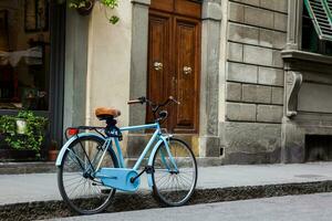 bicicleta estacionado a el hermosa calles de florencia antiguo ciudad foto