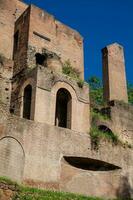 restos de un antiguo monumental fuente llamado Trofeo di mario construido en 226 anuncio y situado a plaza vittorio emanuele ii en Roma foto