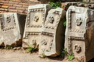 detalle de el hermosa Roca tallas cuales decorado el antiguo romano foro en Roma foto