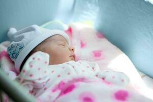recién nacido niña en el hospital en el día de su nacimiento foto