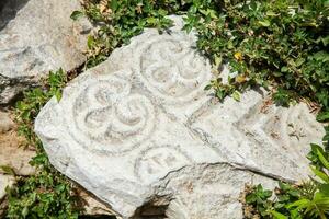 detalle de el tallas a el antiguo restos en el romano ágora situado a el norte de el acrópolis en Atenas foto