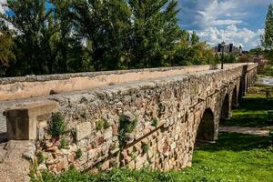 el histórico romano puente de salamanca además conocido como puente alcalde del tormes foto