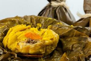 tradicional Colombiana tamal como hecho en tolima región aislado en blanco antecedentes foto