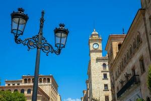 hermosa calle lámpara y el reloj torre de un antiguo edificio a zamora calle en salamanca ciudad centrar foto