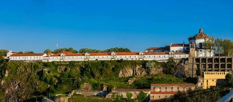 panorámico ver de el histórico monasterio de serra hacer pilar construido en 1672 a vila estrella nueva Delaware gaia en Portugal foto