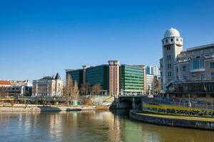 el Danubio canal visto desde el álamo temblón puente en viena cuales conecta el distritos de interior ciudad y leopoldstadt foto