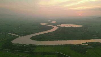 aereo Visualizza curva fiume sungai mudà nel tramonto tempo video