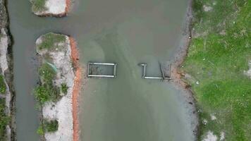 Antenne Aussicht aussehen das gebrochen Brücke Kreuz Fluss im Malaysia video