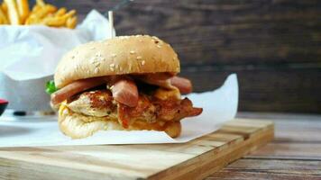 korv nötkött burger och potatis pommes frites på tabell video