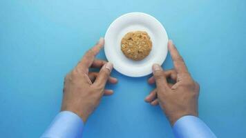 hand- plukken koekjes en thee Aan tafel , top visie video