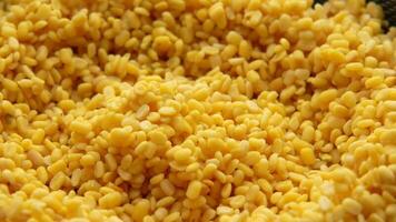 un cuenco lleno de amarillo arroz sentado en parte superior de un mesa video