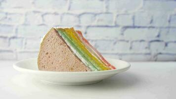 regenboogkleurige cake in een plastic bak op tafel video