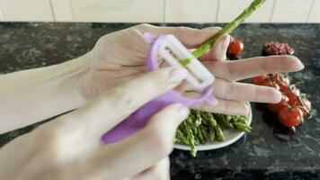 el proceso de Cocinando Fresco verde ramitas de delicioso sano crujiente espárragos con sal y especias como parte de un vegetariano plato video