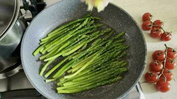 a processo do cozinhando fresco verde raminhos do delicioso saudável crocantes espargos com sal e especiarias Como parte do uma vegetariano prato video