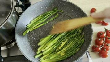 das Prozess von Kochen frisch Grün Zweige von köstlich gesund knusprig Spargel mit Salz- und Gewürze wie Teil von ein Vegetarier Gericht video