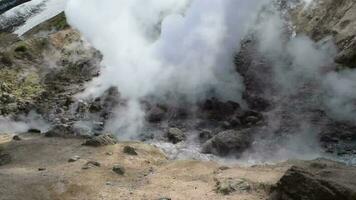 de aarde is roken, stijgend. fumarole veld. vulkanen. kamchatka video
