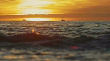 dunkel Meer Wellen unter ein Orange hell Sonnenuntergang - - Schiffe im das Entfernung video