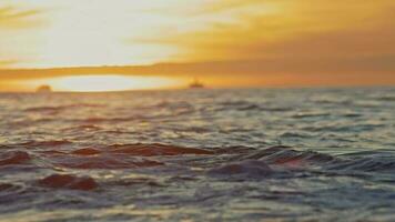 foncé mer vagues à le Orange brillant le coucher du soleil video