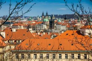 Charles puente y Praga ciudad antiguo pueblo visto desde petrin colina en un hermosa temprano primavera día foto