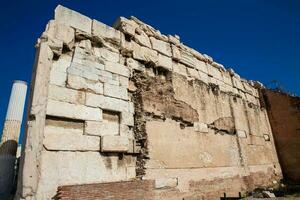 restos de el Adriano biblioteca a el centrar de el Atenas ciudad en Grecia foto