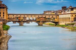 ponte vecchio un medieval Roca enjuta cerrada segmentario arco puente terminado el arno río en florencia foto