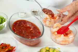 preparación proceso de un delicioso camarón ceviche foto