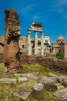 permanece de un pared a el romano foro y el templo de castor y Pólux o el dioscuri en Roma foto