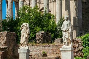 antiguo restos de el casa de el vestal vírgenes a el romano foro en Roma foto