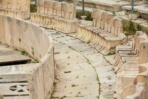 detalle de el asientos a el teatro de dioniso eleuterio el mayor teatro en Atenas con fecha de a el 6to siglo antes de Cristo foto
