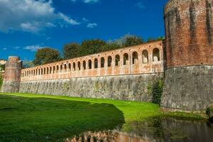 el cittadella Nuova además llamado giardino di escocés un histórico fortaleza desde el 14to siglo en Pisa foto